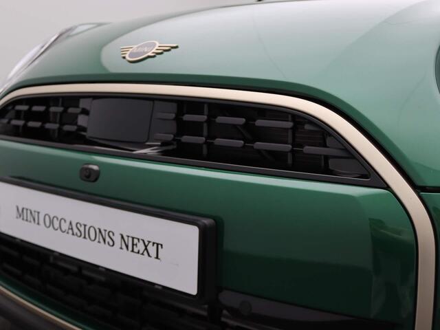 Mini COOPER 3-deurs | Favoured Trim + Package XL + Panoramadak + Harman Kardon + Driving Assistent + Led + Camera + 18''