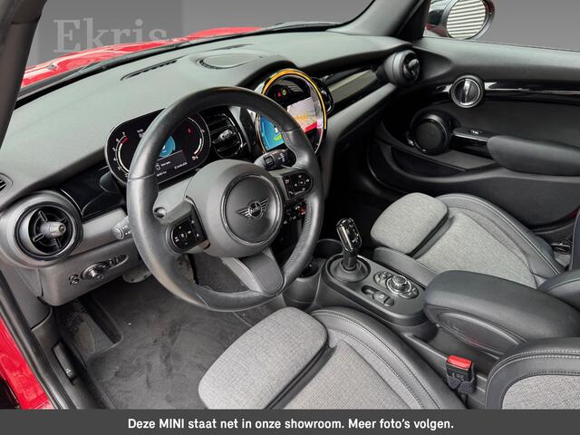 Mini COOPER 5-deurs C Classic Uitvoering | Comfort Plus Pakket | Driving Assistant Plus Pakket | Glazen panoramadak | Piano Black Exterior pack