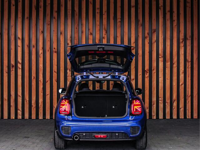 Mini COOPER 1.5 136PK Automaat John Cooper Works | HARMAN EN KARDON | KEYLESS | SFEERVERLICHTING | NAVI | PDC |