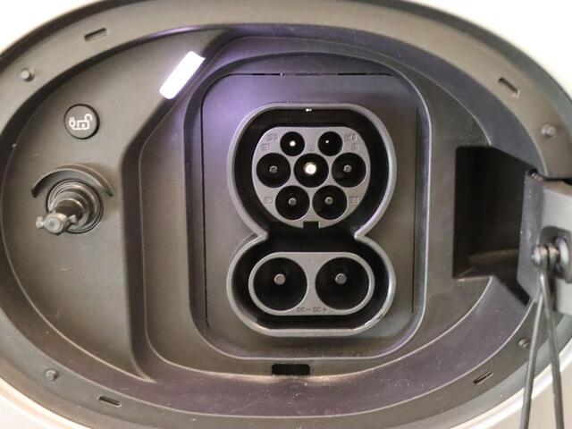 Mini COOPER E Essential 40.7 kWh - SOH 99,9% ! - ORIGINEEL NEDERLANDSE AUTO - 3-FASE - NAVIGATIE - PARKEERSENSOREN VOOR/ ACHTER - 17 INCH LICHT METALEN VELGEN - ARMSTEUN VOOR - CAMERA - NIEUW MODEL- GEWELDIGE RIJEIGENSCHAPPEN