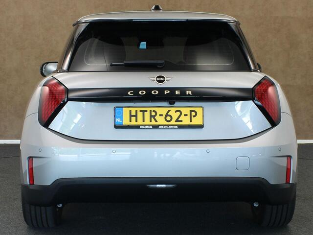 Mini COOPER E Essential 40.7 kWh - SOH 99,9% ! - ORIGINEEL NEDERLANDSE AUTO - 3-FASE - NAVIGATIE - PARKEERSENSOREN VOOR/ ACHTER - 17 INCH LICHT METALEN VELGEN - ARMSTEUN VOOR - CAMERA - NIEUW MODEL- GEWELDIGE RIJEIGENSCHAPPEN