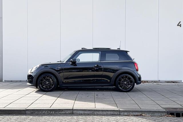 Mini COOPER 3-Deurs Camden Edition Black Edition / Getinte Ramen / Glazen schuifdak / Apple carplay / Parkeersensoren / Stoelverwarming