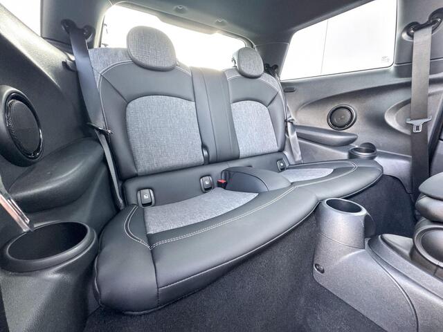 Mini COOPER 3-Deurs Camden Edition Black Edition / Getinte Ramen / Glazen schuifdak / Apple carplay / Parkeersensoren / Stoelverwarming