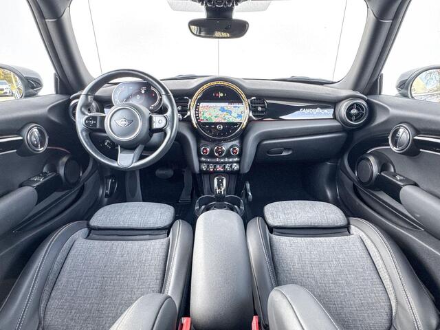 Mini COOPER 3-Deurs Camden Edition Black Edition / Getinte Ramen / Glazen schuifdak / Apple carplay / Parkeersensoren / Stoelverwarming