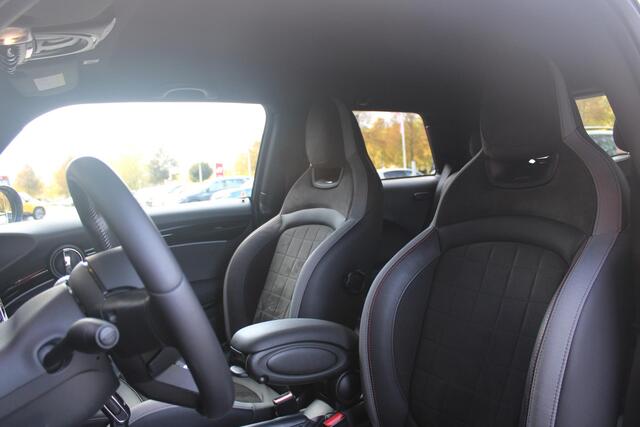 Mini COOPER Mini 1.5 136PK JOHN COOPER WORKS RESOLUTE ED. | AUTOMAAT | NAVIGATIE 8,8'' | DRAADLOOS APPLE CARPLAY | SFEERVERLICHTING | 17'' JCW VIJF DUBBELSPAAKS VELGEN IN GLOSS BLACK | JCW VOOR EN ACHTERBUMPER | JCW SPORTSTOELEN MET LEER/ALCATARA | JCW DORPEL INSTAPL