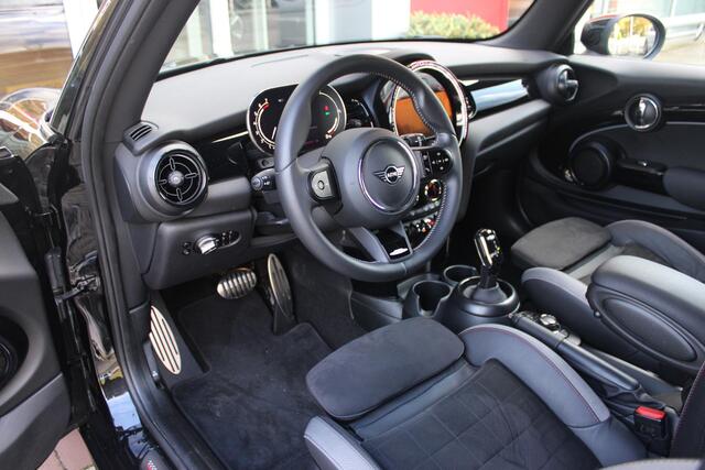 Mini COOPER Mini 1.5 136PK JOHN COOPER WORKS RESOLUTE ED. | AUTOMAAT | NAVIGATIE 8,8'' | DRAADLOOS APPLE CARPLAY | SFEERVERLICHTING | 17'' JCW VIJF DUBBELSPAAKS VELGEN IN GLOSS BLACK | JCW VOOR EN ACHTERBUMPER | JCW SPORTSTOELEN MET LEER/ALCATARA | JCW DORPEL INSTAPL