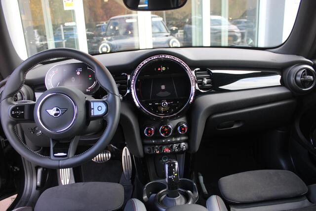 Mini COOPER Mini 1.5 136PK JOHN COOPER WORKS RESOLUTE ED. | AUTOMAAT | NAVIGATIE 8,8'' | DRAADLOOS APPLE CARPLAY | SFEERVERLICHTING | 17'' JCW VIJF DUBBELSPAAKS VELGEN IN GLOSS BLACK | JCW VOOR EN ACHTERBUMPER | JCW SPORTSTOELEN MET LEER/ALCATARA | JCW DORPEL INSTAPL