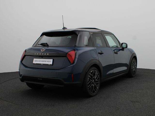 Mini COOPER Mini 1.5 C Favoured Demo voertuig korting per gereden kilometer. Neem contact op voor de actuele prijs.