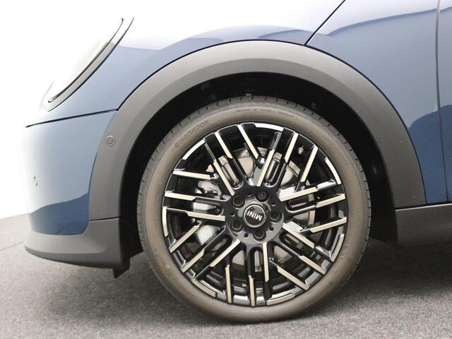 Mini COOPER Mini 1.5 C Favoured Demo voertuig korting per gereden kilometer. Neem contact op voor de actuele prijs.