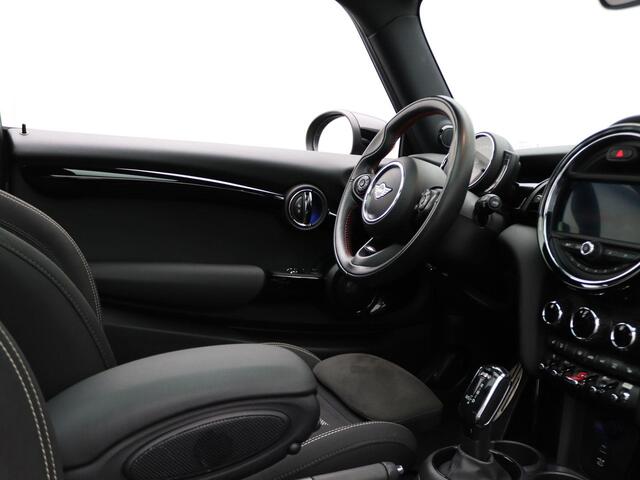 Mini COOPER 3-deurs Automaat l John Cooper Works Trim l Serious Business l 17" LM Track Spoke zwart l Apple CarPlay