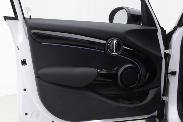 Mini COOPER 5-deurs Camden Edition | Premium Plus | Panoramadak | Stoel + stuurwielverwarming | Piano Black exterieur | Extra getint glas