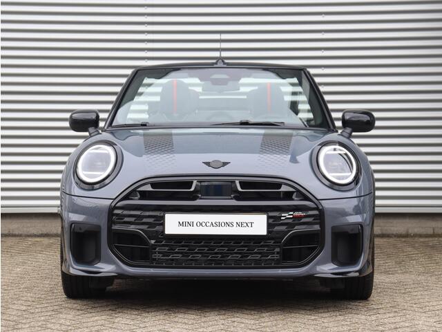 Mini COOPER Cabrio C | John Cooper Works Uitvoering + Pakket M + Comfort Access + Head-Up + Driving Assistant + Camera + 18'' JCW Lap Spoke 2-tone