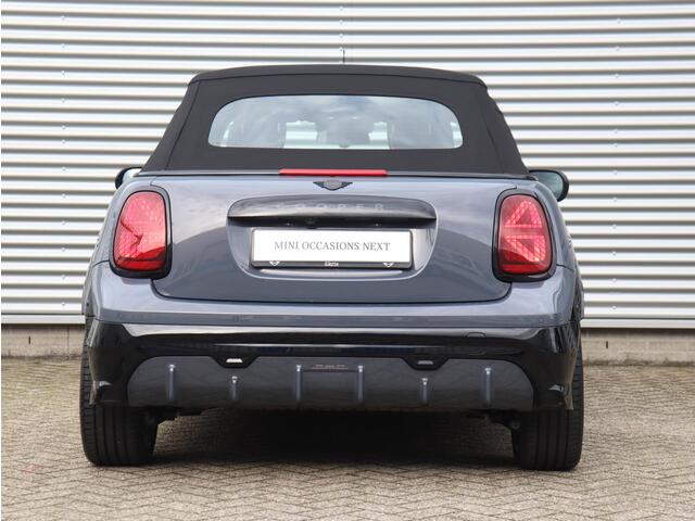 Mini COOPER Cabrio C | John Cooper Works Uitvoering + Pakket M + Comfort Access + Head-Up + Driving Assistant + Camera + 18'' JCW Lap Spoke 2-tone