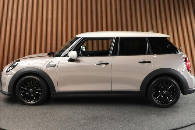 Mini COOPER Mini 1.5 Navi Leer Camera PDC Carplay Keyless LM velgen Zwarte binnenhemel Stoelverwarming Sportstoelen LED BTW auto!