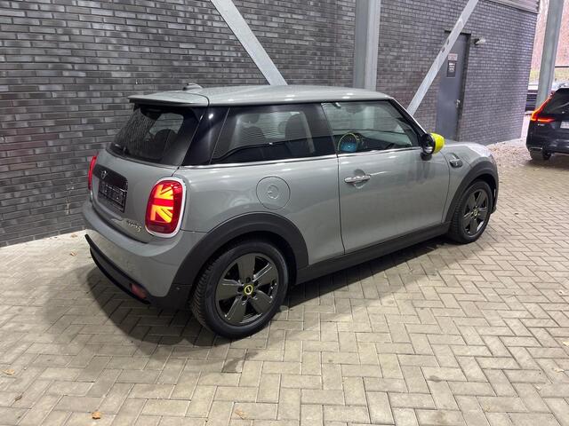 Mini COOPER Classic 33 kWh | Stoelverwarming | Navigatie | LED | Apple Carplay | PDC A |