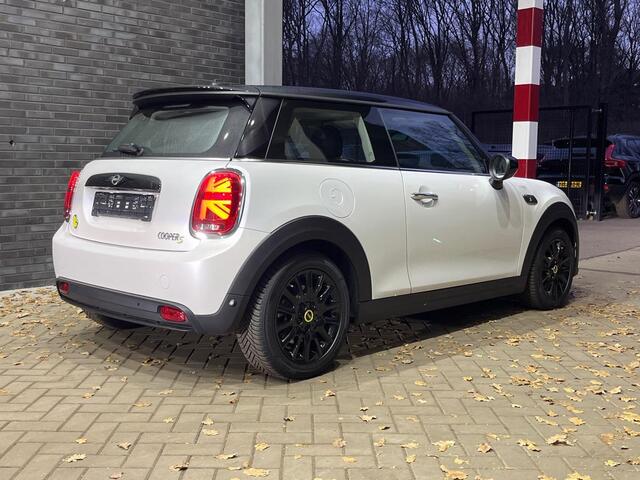 Mini COOPER Classic 33 kWh | Stoelverwarming | Navigatie | LED | PDC A