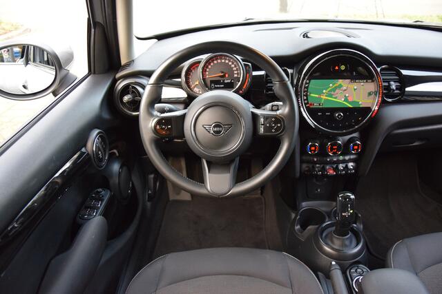 Mini COOPER Mini 1.5 136PK Camden Edition Automaat | BOVAG Garantie | Org. NL | Automatische Airco | Parkeer sensoren | All-season banden | Apple Carplay/Android Auto | LED koplampen |