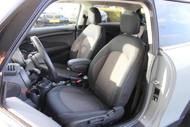 Mini COOPER Hatchback / Panoramadak / Comfort Access / LED / Airconditioning / Cruise Control