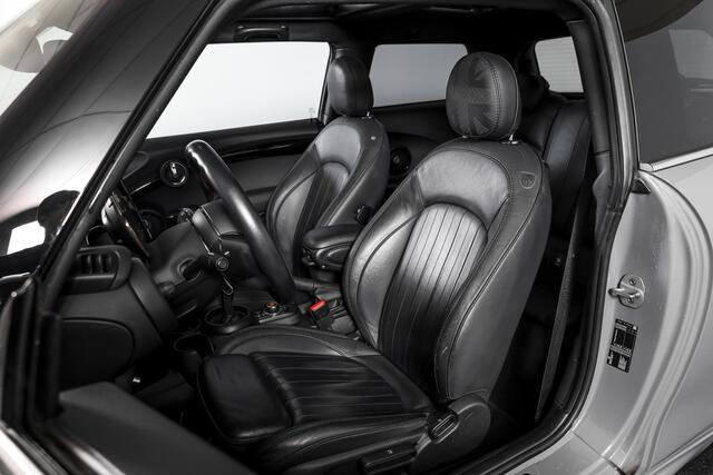 Mini COOPER Mini 1.5 Classic Orig. NL | John Cooper Works Pakket | S/K Panodak | Dig.Cockpit | Cruise | PDC | Stoelverw. | ECC | NAV + App.Connect | LM 17" |