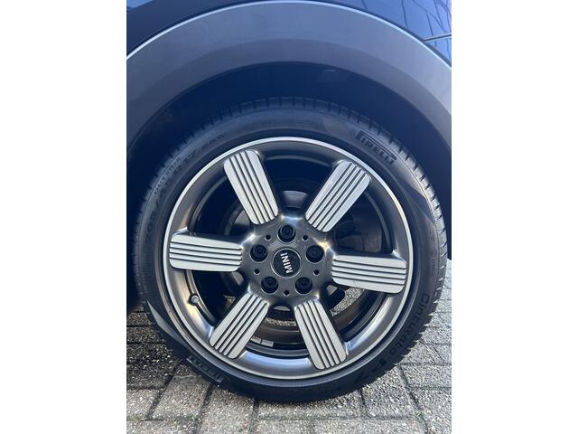 Mini COOPER Mini 1.5 60 Years Edition VOL! | AUTOMAAT | HEAD-UP DISPLAY | LEDER | SCHUIF/KANTELDAK | CARPLAY/ANDROID | HARMAN/KARDON | NAVI | ADAPTIVE CRUISE CONTROL | PDC V+A | CLIMATE CONTROL | LMV 17'' | STOELVERWARMING | LED | BLUETOOTH