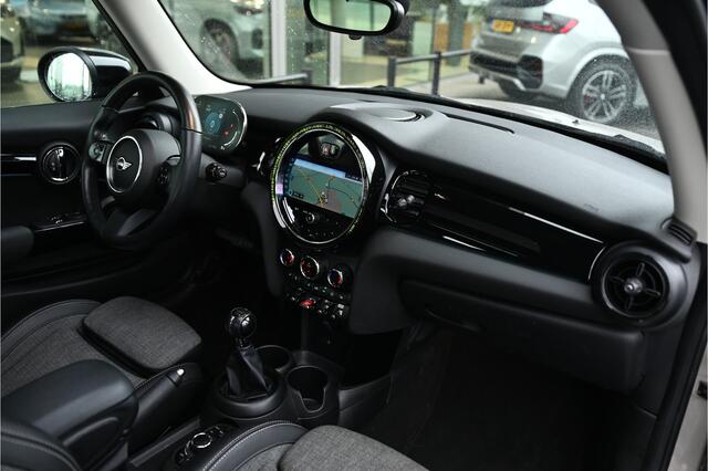 Mini COOPER Hatchback Classic / Panoramadak / Sportstoelen / Achteruitrijcamera / Comfort Access / Stuurverwarming / LED / Stoelverwarming / Airconditioning / Cruise Control