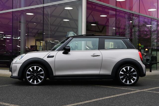 Mini COOPER Hatchback Classic / Panoramadak / Sportstoelen / Achteruitrijcamera / Comfort Access / Stuurverwarming / LED / Stoelverwarming / Airconditioning / Cruise Control