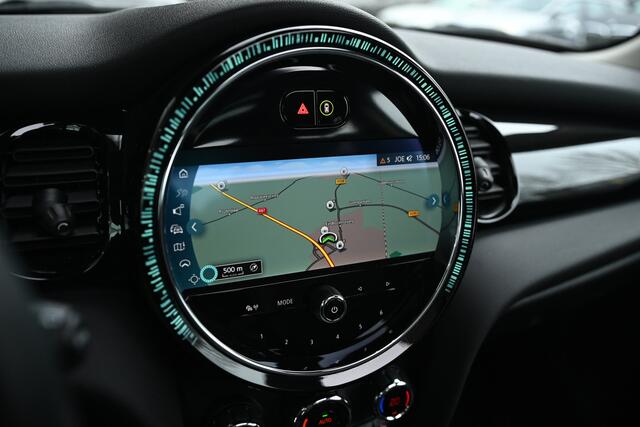 Mini COOPER Hatchback Classic / Panoramadak / Sportstoelen / Achteruitrijcamera / Comfort Access / Stuurverwarming / LED / Stoelverwarming / Airconditioning / Cruise Control