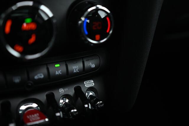 Mini COOPER Hatchback Classic / Panoramadak / Sportstoelen / Achteruitrijcamera / Comfort Access / Stuurverwarming / LED / Stoelverwarming / Airconditioning / Cruise Control