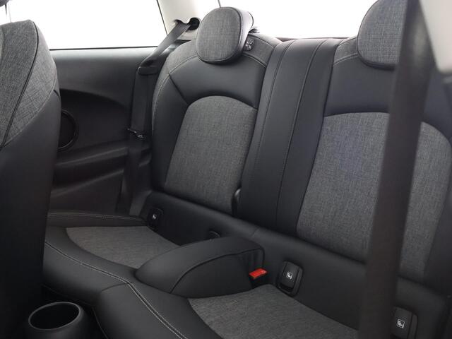 Mini COOPER Mini 1.5 Sports Classic Automaat | Apple Carplay & AndroidAUTO | Parkeersensoren | 1e eigenaar |