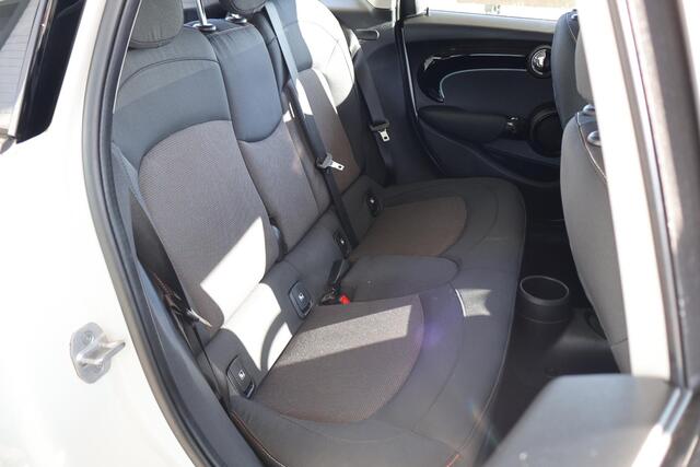 Mini COOPER 5-deurs 1.5 Classic | Cruise Control | Parkeersensor Achter | LED Koplampen