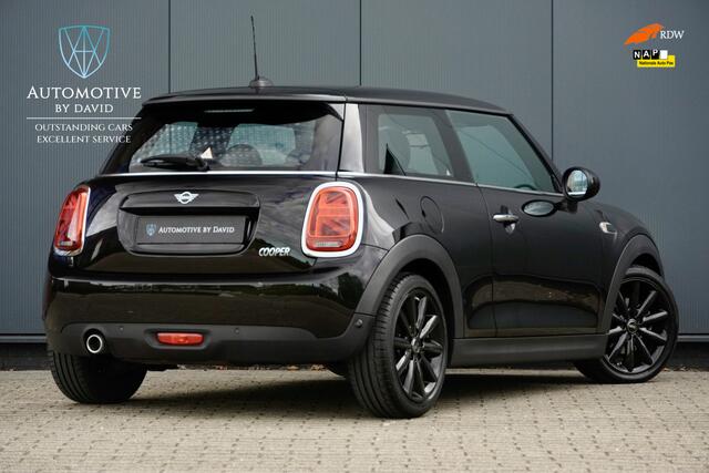 Mini COOPER Hatchback 1.5 136 pk SERIOUS BUSINESS CHILI AUTOMAAT / HARMAN KARDON / HEAD-UP DISPLAY / NAVIGATIE GROOT / APPLE CARPLAY / KEYLESS ENTRY / 17 INCH LMV / LED / STOELVERWARMING