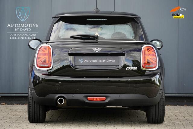 Mini COOPER Hatchback 1.5 136 pk SERIOUS BUSINESS CHILI AUTOMAAT / HARMAN KARDON / HEAD-UP DISPLAY / NAVIGATIE GROOT / APPLE CARPLAY / KEYLESS ENTRY / 17 INCH LMV / LED / STOELVERWARMING
