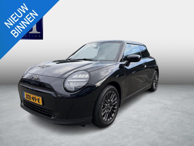 Mini COOPER Mini E Essential XS 40.7 kWh NIEUWE AUTO | HEAD-UP DISPLAY | CAMERA | STOELVERWARMING | ORIGINEEL NL AUTO | FABRIEKSGARANTIE TM 2029 |