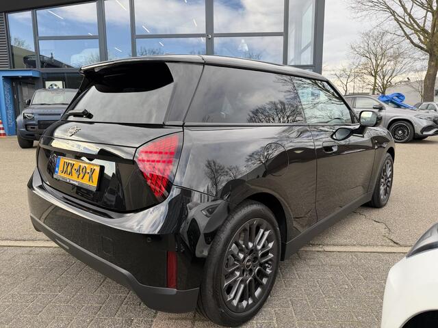 Mini COOPER Mini E Essential XS 40.7 kWh NIEUWE AUTO | HEAD-UP DISPLAY | CAMERA | STOELVERWARMING | ORIGINEEL NL AUTO | FABRIEKSGARANTIE TM 2029 |