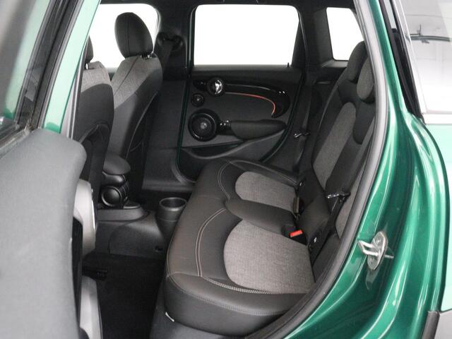 Mini COOPER 1.5 Business Edition | Harman/Kardon | Carplay | Verwarmde voorruit | Navigatie | Full LED | Half leder | Parkeerhulp | Climate control | Cruise control | Bluetooth | British Racing Green