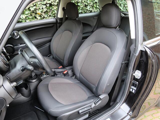 Mini COOPER 1.5 F56 LCI met Navi, BT, Clima, PDC en 15"