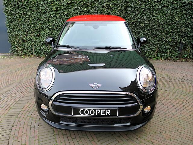 Mini COOPER 1.5 F56 LCI met Navi, BT, Clima, PDC en 15"