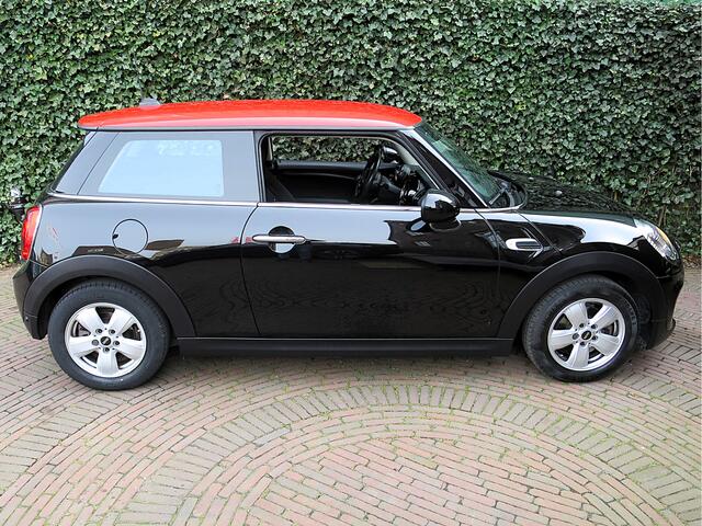 Mini COOPER 1.5 F56 LCI met Navi, BT, Clima, PDC en 15"