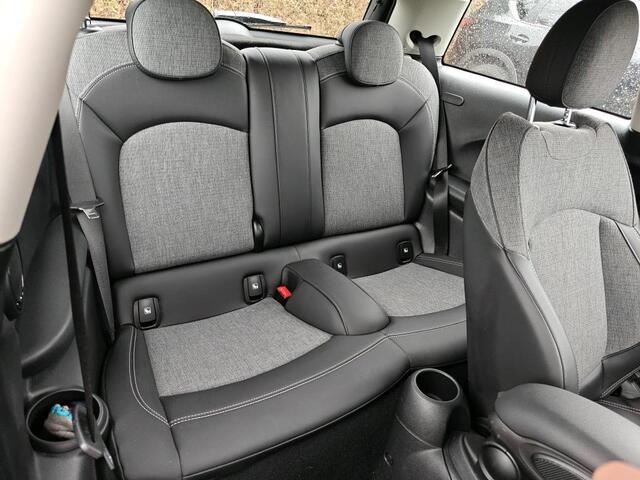 Mini COOPER Mini 1.5 Camden Edition NL-AUTO | LAGE KM STAND | NAVI | 1/2 LEDER