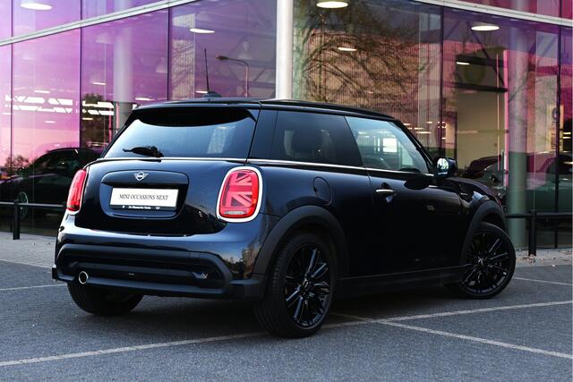Mini COOPER Hatchback Classic / Sportstoelen / Getint Glas / Ambiance verlichting / Cruise Control / 17 inch LM Tentacle Spoke black
