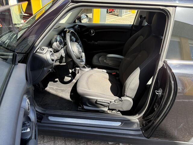 Mini COOPER 1.5 Business | NAP | Navigatie | Cruise Control | Airco | Parkeersensoren | Lichtmetaal |
