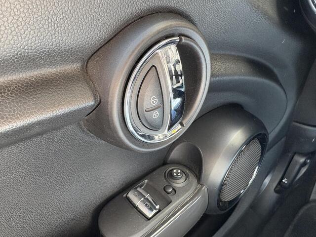 Mini COOPER 1.5 Business | NAP | Navigatie | Cruise Control | Airco | Parkeersensoren | Lichtmetaal |