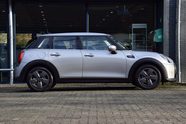 Mini COOPER Mini 1.5 136PK Camden Edition Automaat | Org. NL | BOVAG Garantie | Automatische Airco | Parkeer sensoren | All-season banden | Apple Carplay/Android Auto | LED koplampen |