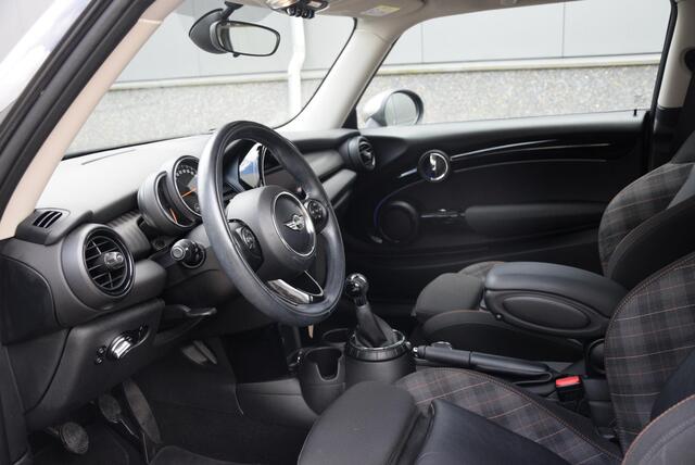 Mini COOPER 3-Deurs 1.5 Chili Serious Business | 1e eigenaar | Volledig BMW-MINI onderhouden | Zomer /- winterbandenset |