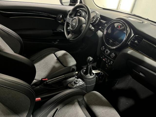 Mini COOPER 3-Deurs 1.5 Business Edition ? Navigatie ? sportstoelen ? LED UK achterlicht