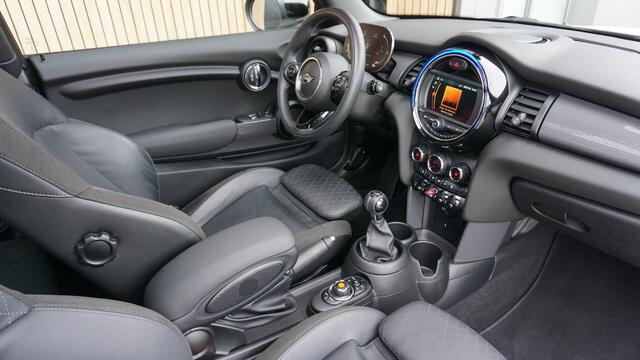 Mini COOPER 1.5 136pk 3Drs Chili Pano.Dak Virtual Cockpit Leder LED 17inch LM Navi Sfeerverlichting *1e eigenaar* 13376km! *Uniek*