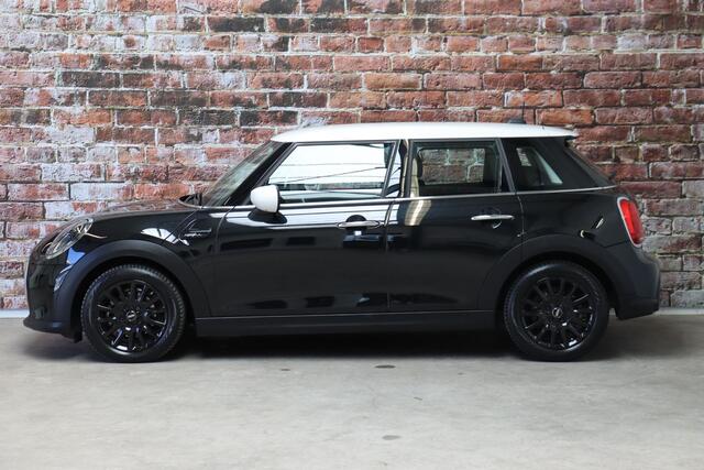Mini COOPER Hatchback Camden Edition Automaat 5 deurs / Navigatiesysteem / DAB-Tuner / Bluetooth / Driving Assistant / LED-koplamp / Climate Control / Lichtpakket / Parkeersensoren / 16 Inch / Sfeerverlichting