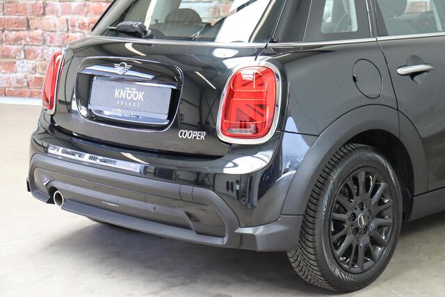 Mini COOPER Hatchback Camden Edition Automaat 5 deurs / Navigatiesysteem / DAB-Tuner / Bluetooth / Driving Assistant / LED-koplamp / Climate Control / Lichtpakket / Parkeersensoren / 16 Inch / Sfeerverlichting