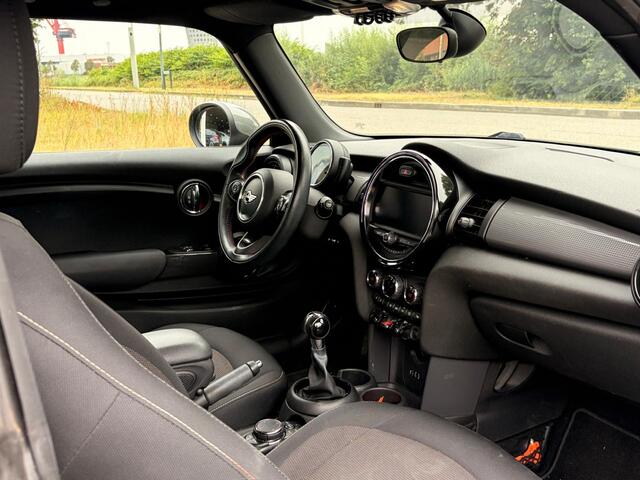 Mini COOPER 3-Deurs 1.5 Pepper | John Cooper Works | Stoelverwarming | Parkeersensoren | Cruise Control | Navigatie | Climate Control | Keyless | Ambiance Verlichting | Black Pack | JCW