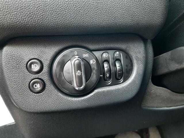 Mini COOPER Clubman 1.5 136pk Lederen-bekleding Airco Cruise-control Navigatie Bluetooth